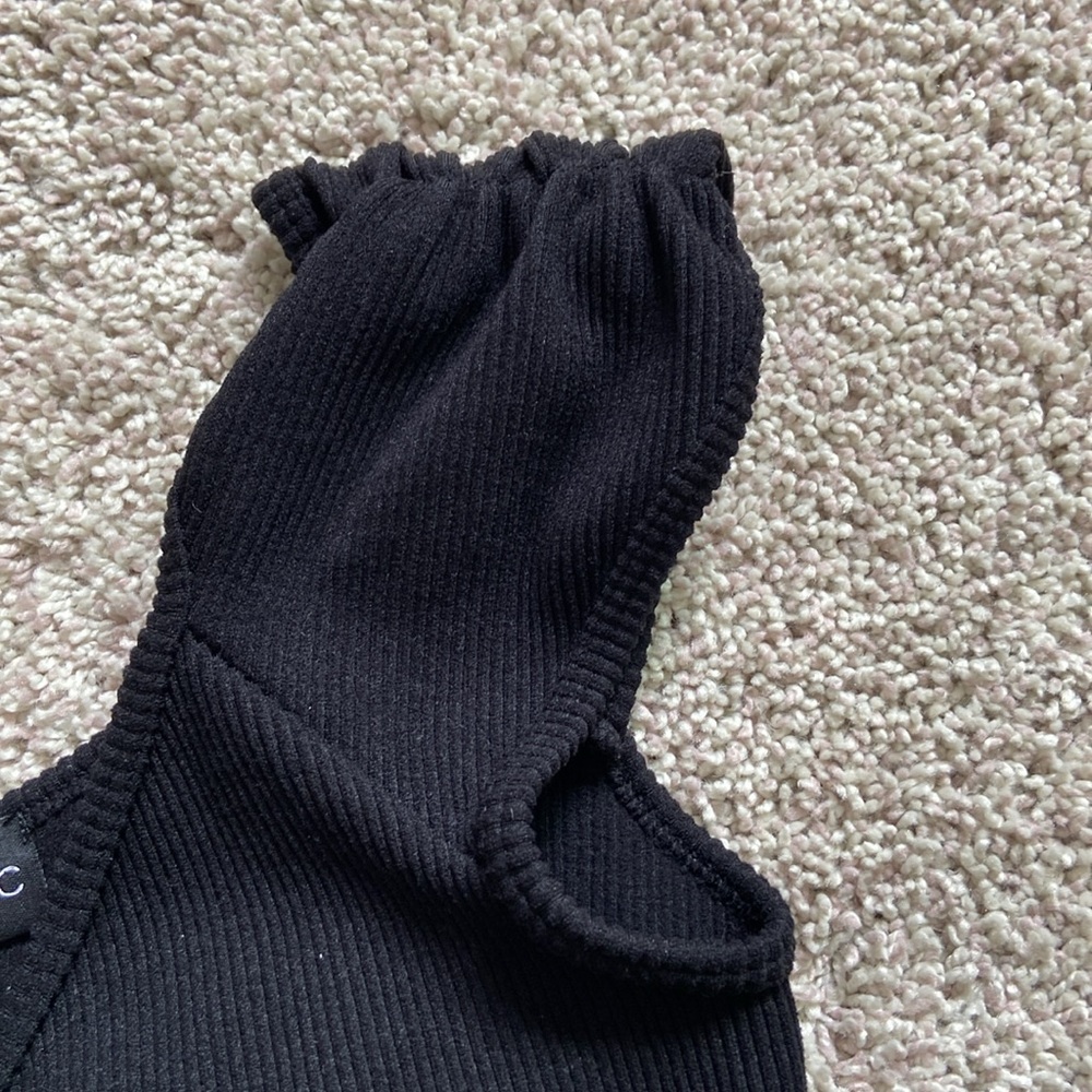 Dynamic β’ Black Ruched Crop Tee - Picture 3 of 8